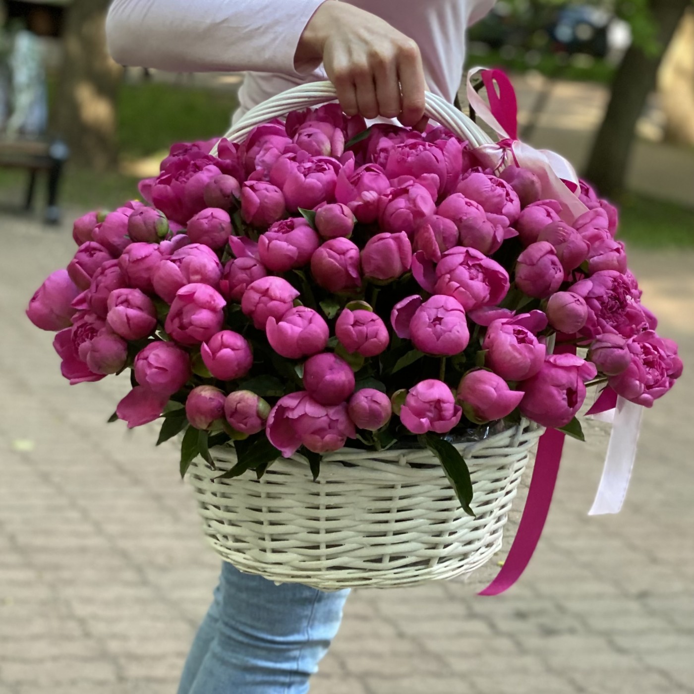 101 малиновый пион Флеминг в корзине